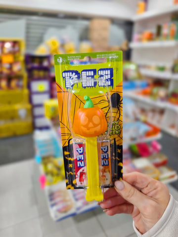 Halloween Pumkin Pez + 2 refills.